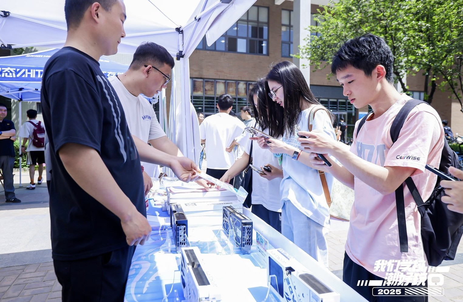 影驰潮玩西安校园行人气爆棚 四大显卡征服校园