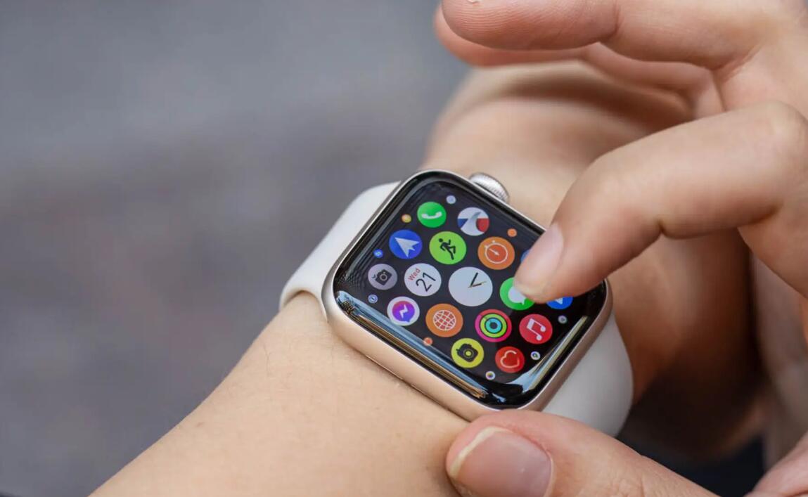 苹果拟推塑料底盘apple watch se,价格更亲民,色彩更丰富