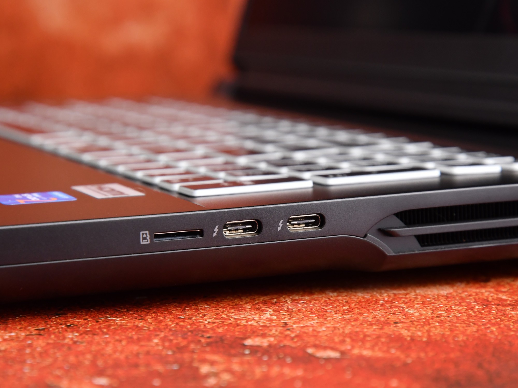 体验暗影骑士·擎7 Pro:283W强力功耗释放带来丝滑游戏体验