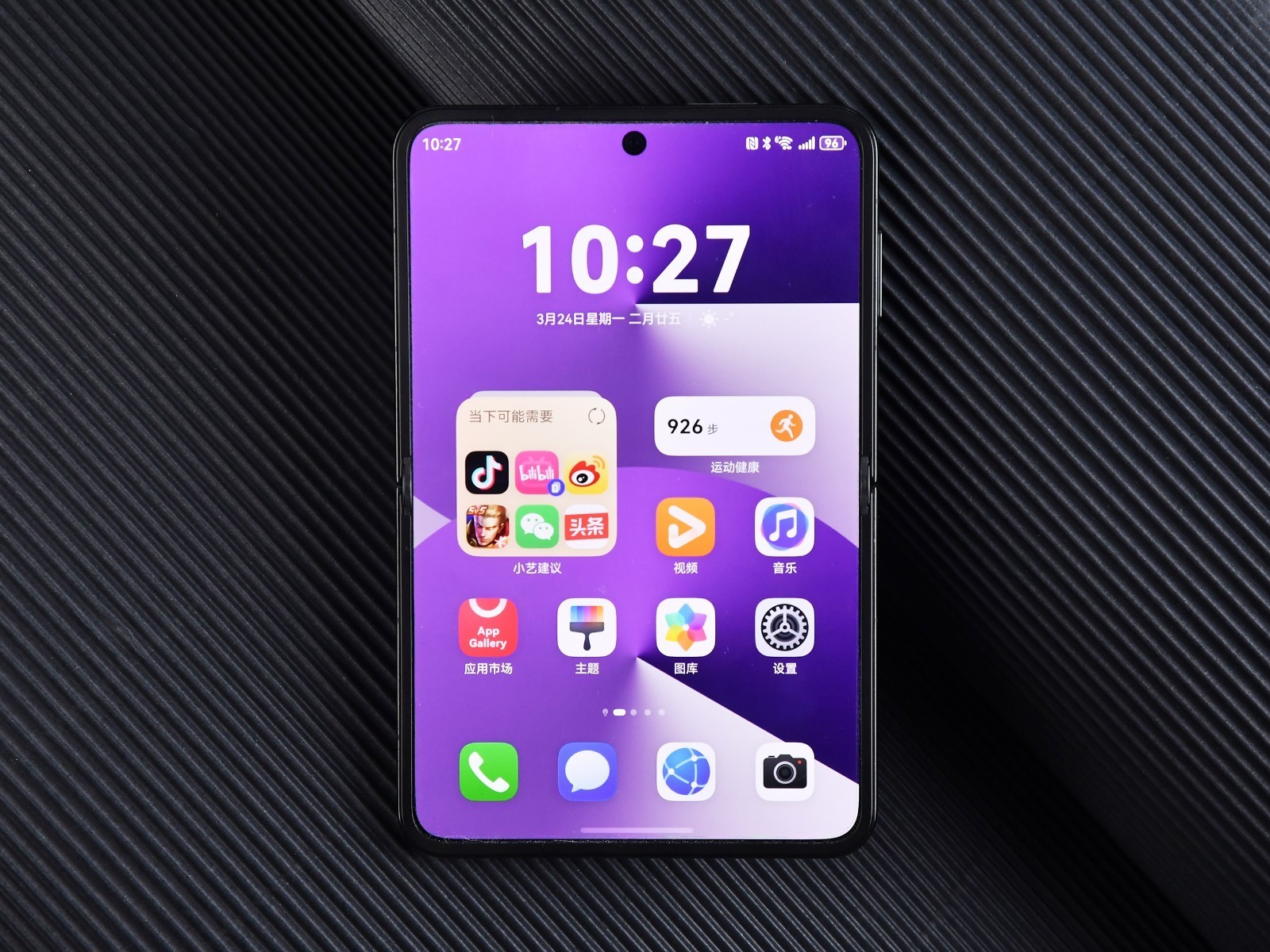 ZOL推荐2025年度形态探索折叠屏:HUAWEI Pura X