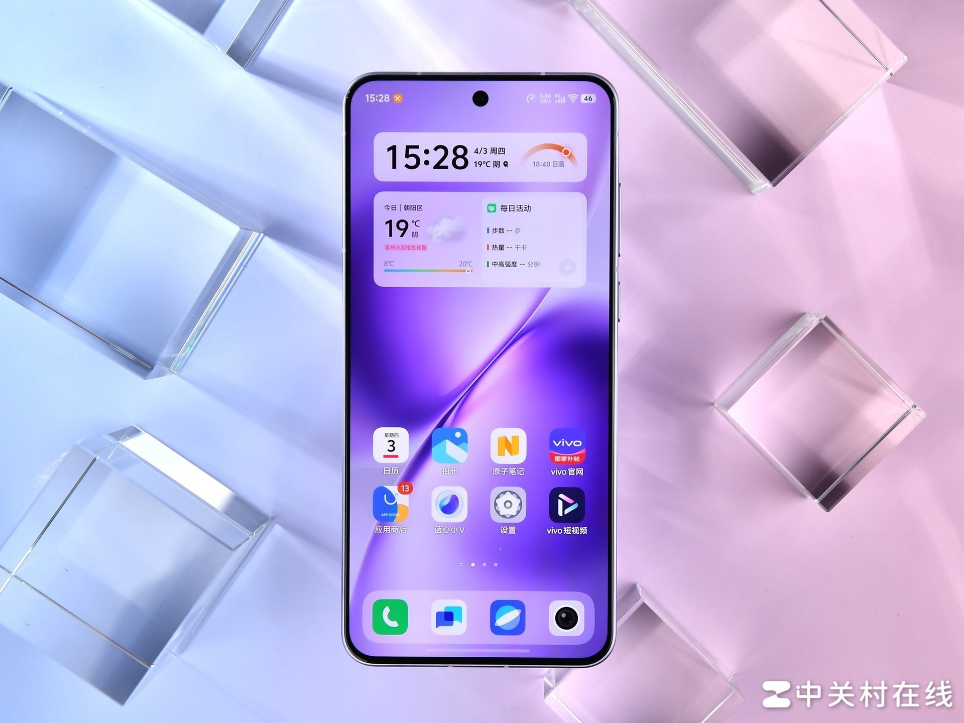 �����һ̨��ƻ���ֻ����α���iPhone��vivo X200s���������ڵĹ�ζ����