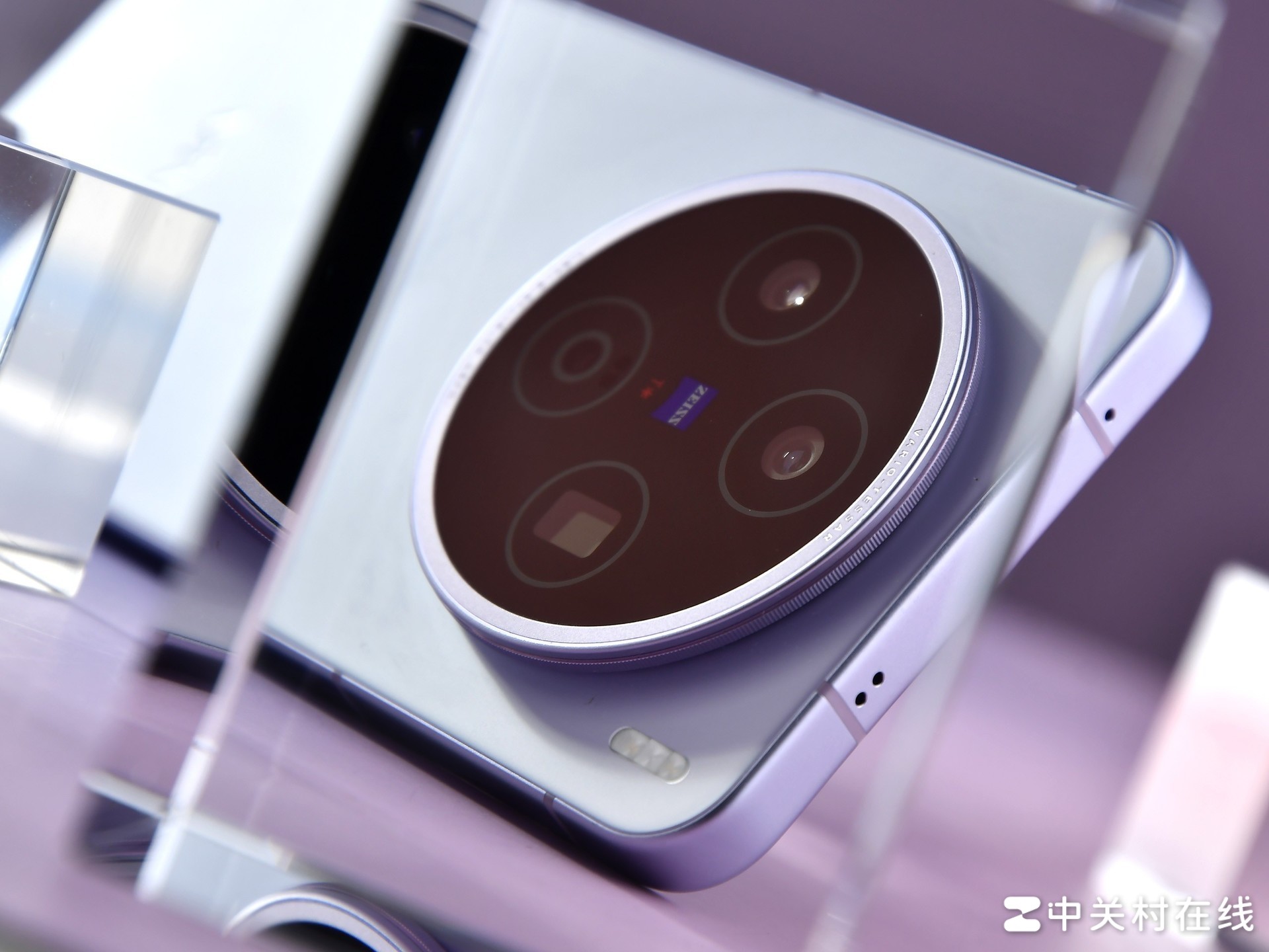 �����һ̨��ƻ���ֻ����α���iPhone��vivo X200s���������ڵĹ�ζ����