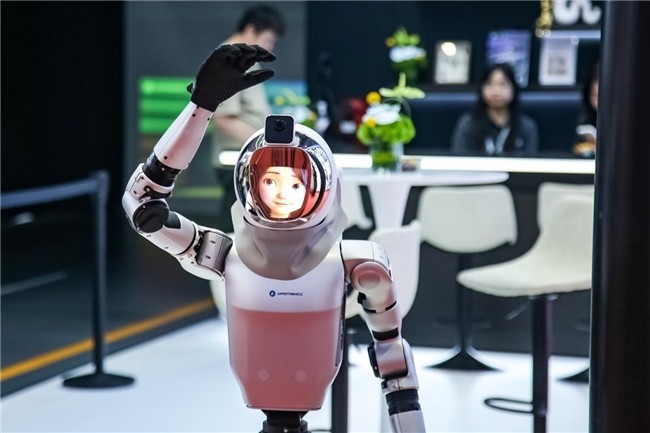 2025上海车展探秘，光峰科技展台的这款机器人被围观