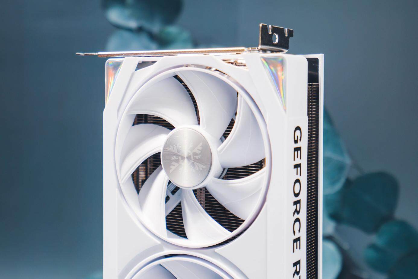 DLSS 4 4KϷż RTX 5070 ̤ѩ OC