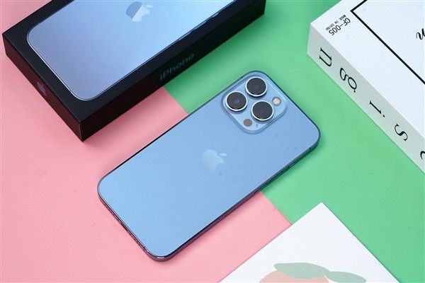 曝iPhone 17引入天空蓝配色  iPhone15史无前例沦为百元机