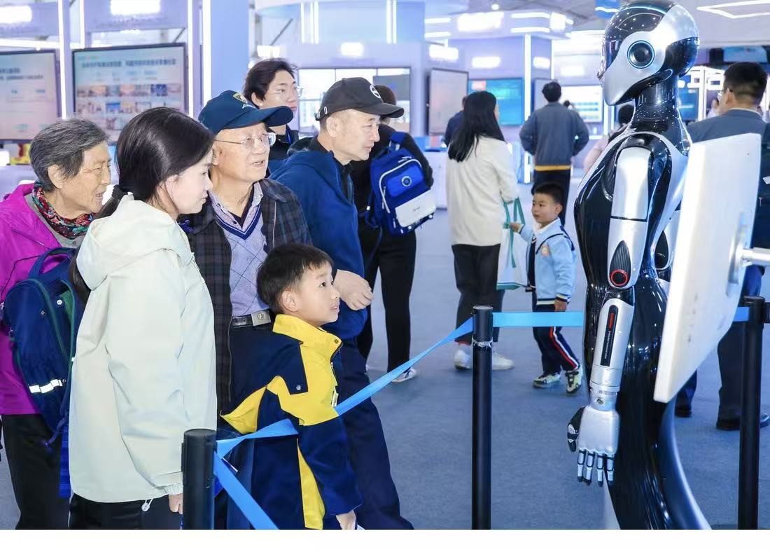 行业首个多模态语音交互机器人亮相2025科大讯飞全球1024开发者节_业界资讯-中关村在线