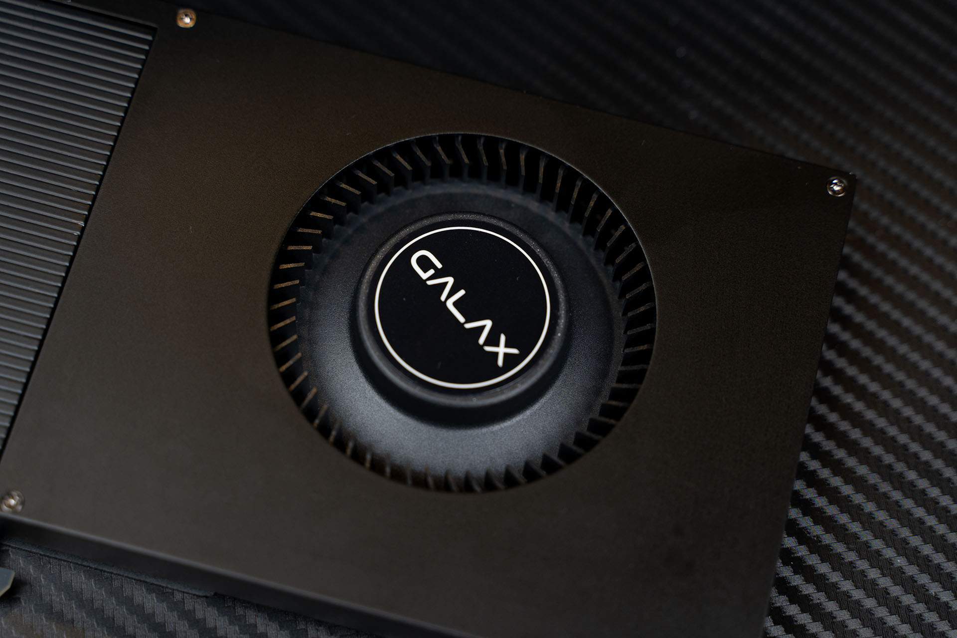 单槽涡轮卡!影驰GeForceRTX 5060 Ti无双MAX显卡开箱