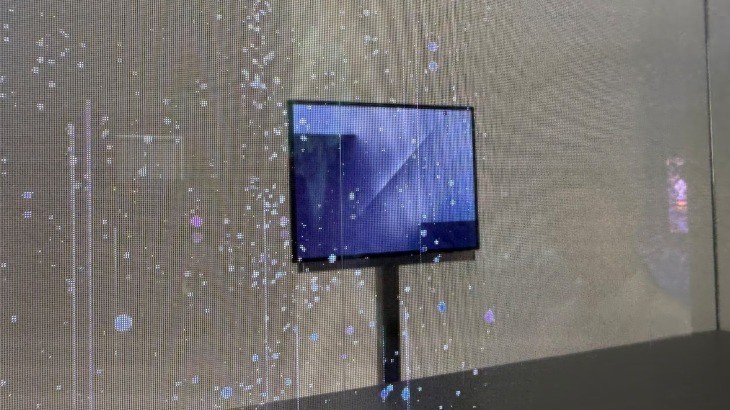 三星首款三折叠亮相 苹果旗舰机价格滑铁卢惨遭疯抢!