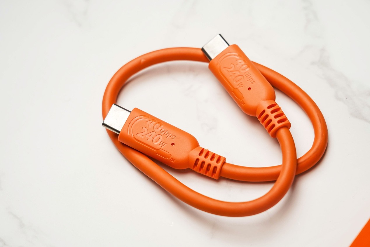 雷孜LaCie Rugged SSD4移动固态硬盘评测 USB4三防金刚钻Plus名副其实