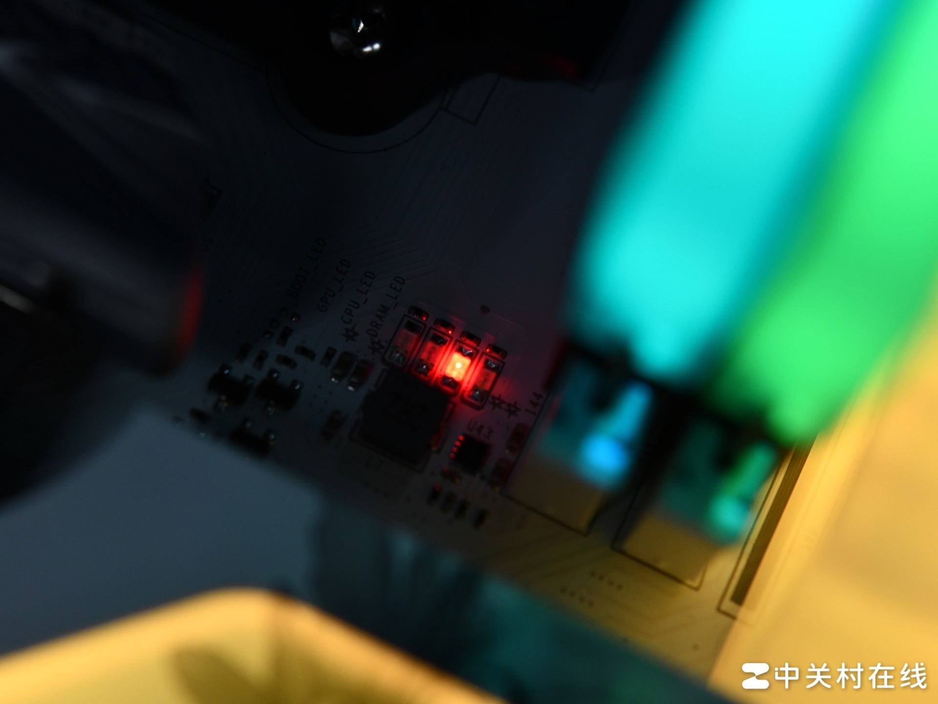 梦幻般的侧插美学!JWAWAKEN渡渡鸟B850M-隐主板评测