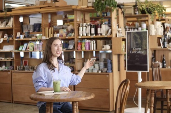 三星彩色电子纸 E-Paper打造无感融入的绿色方案 重构商业空间运营逻辑