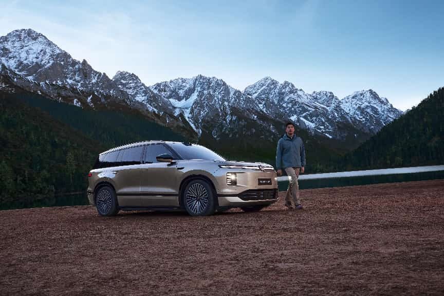 ��һ̨�����ȡ�����˳�ĵ�ϵSUV��5�����ų��͵��̲ٿ�ʵ���Ա�