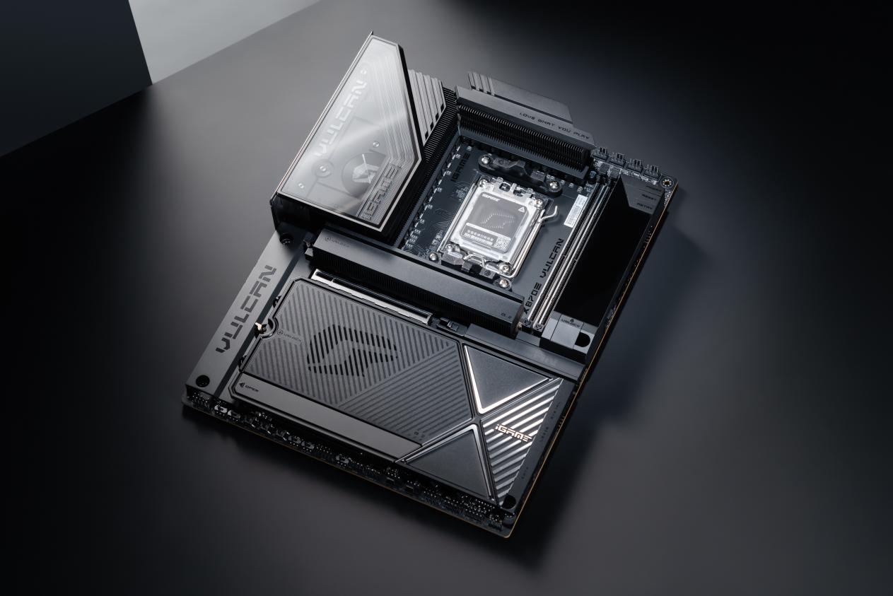 �߲ʺ��ڴ��ȶ�9400MHz C30���У�X870E����ͬʱˢ�������¼