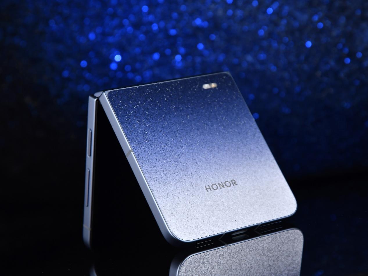 ��Ϧ����һ̨�߶��ֻ���5499Ԫ����ҫMagic V Flip2��ʽ����