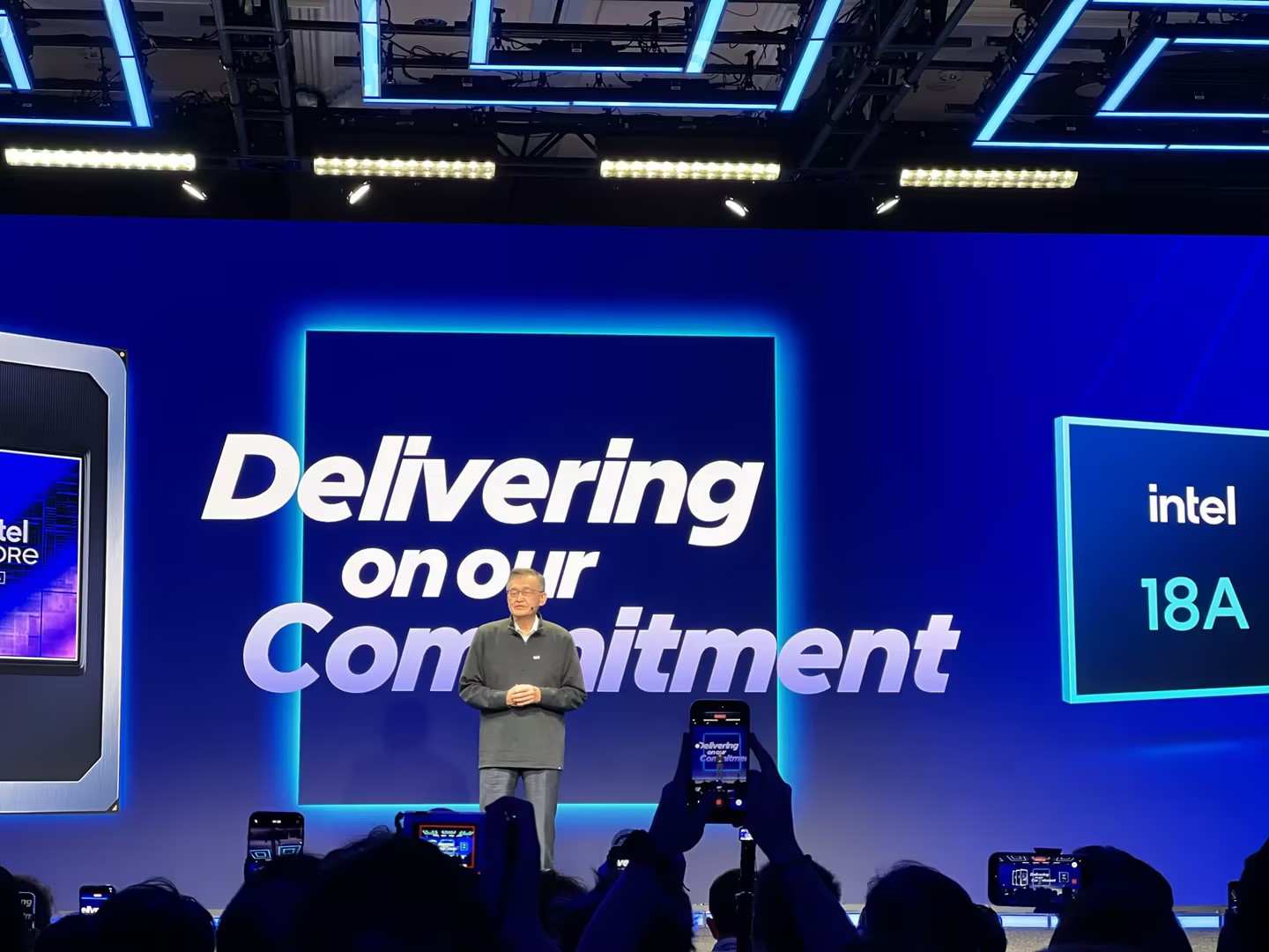 极摩客 EVO-T2 CES 2026 全球首发,英特尔 CEO 陈立武亲签推荐!