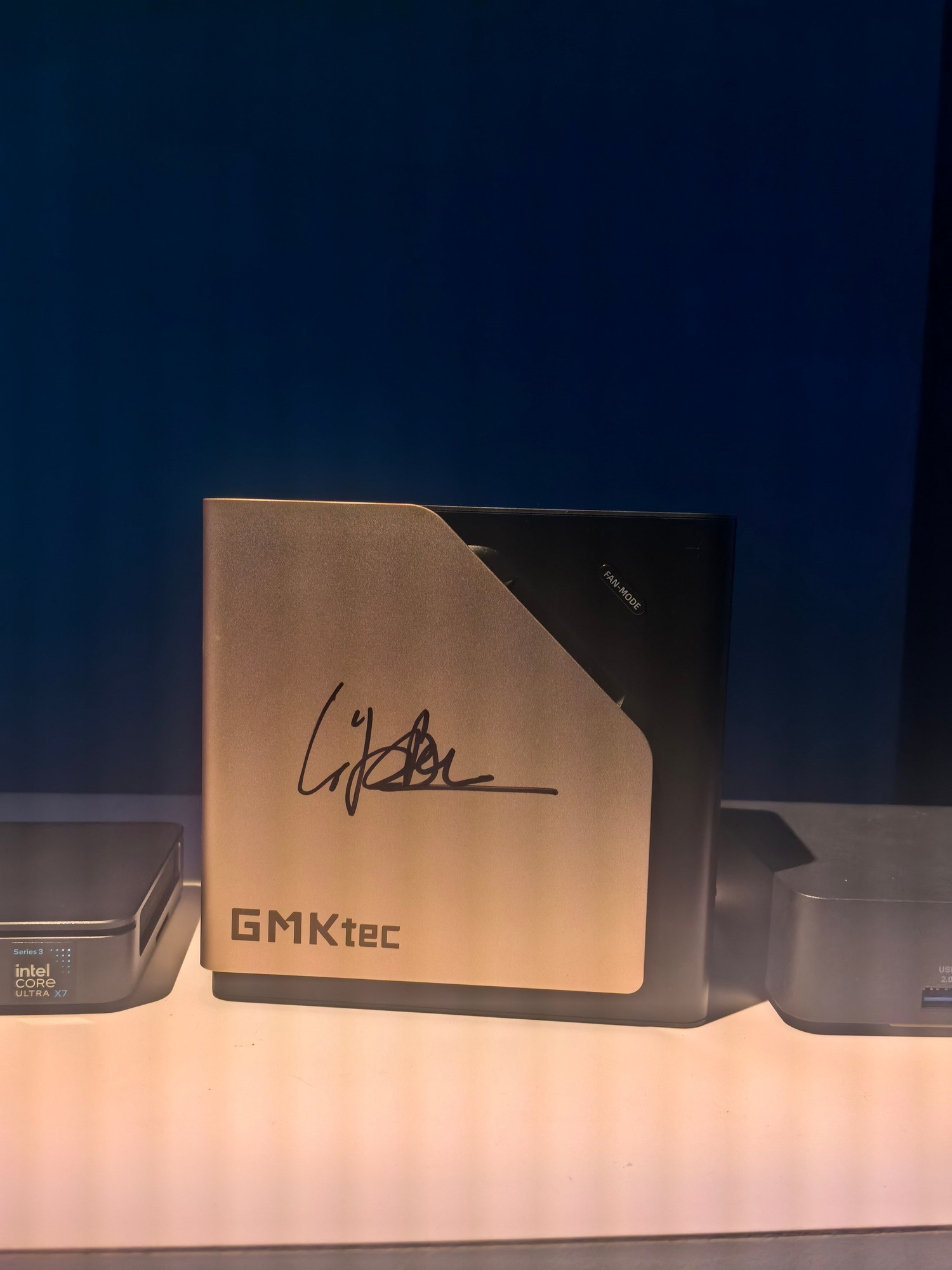 极摩客 EVO-T2 CES 2026 全球首发,英特尔 CEO 陈立武亲签推荐!