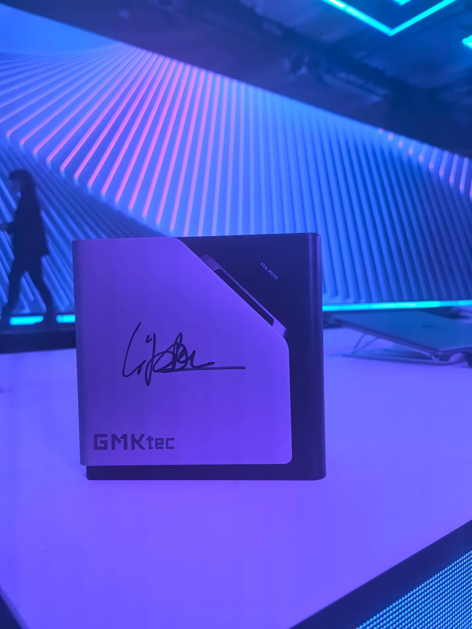 极摩客 EVO-T2 CES 2026 全球首发,英特尔 CEO 陈立武亲签推荐!