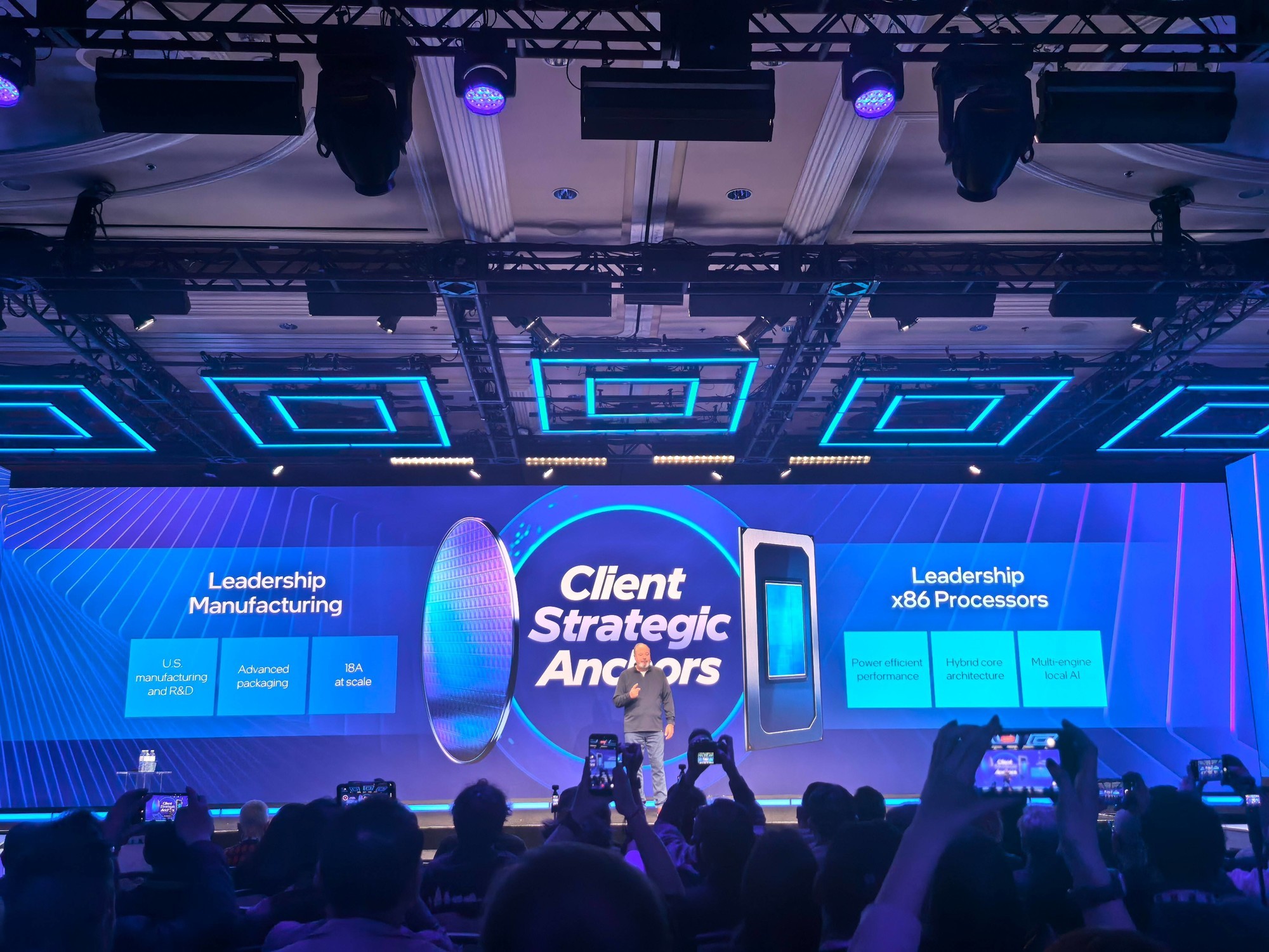 极摩客 EVO-T2 CES 2026 全球首发,英特尔 CEO 陈立武亲签推荐!