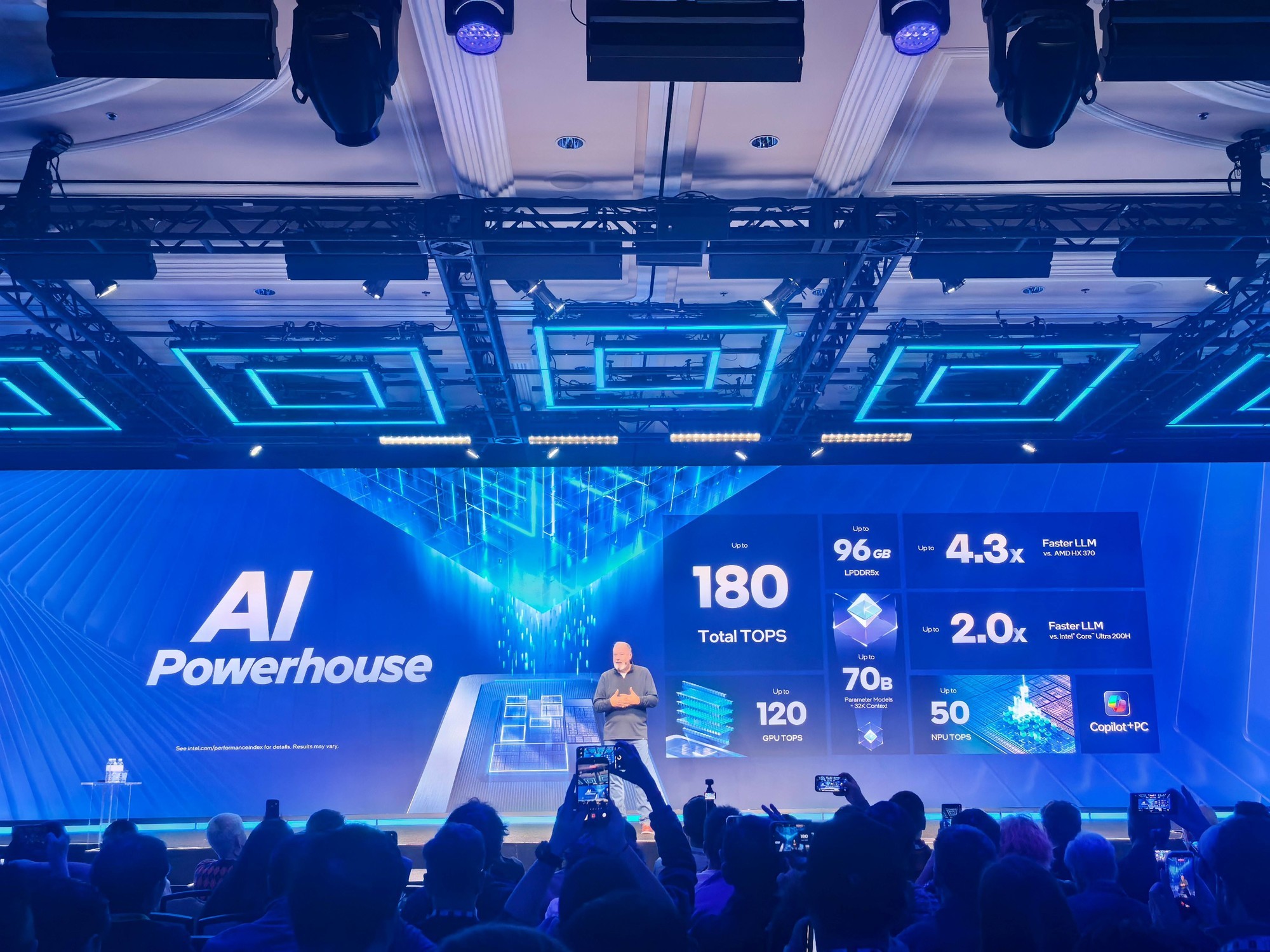 极摩客 EVO-T2 CES 2026 全球首发,英特尔 CEO 陈立武亲签推荐!