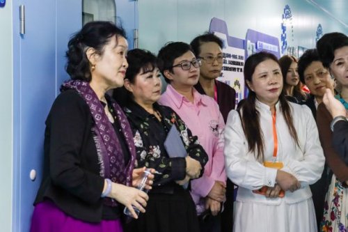中国女企业家协会会长李谠一行到海南省干细胞工程中心考察交流