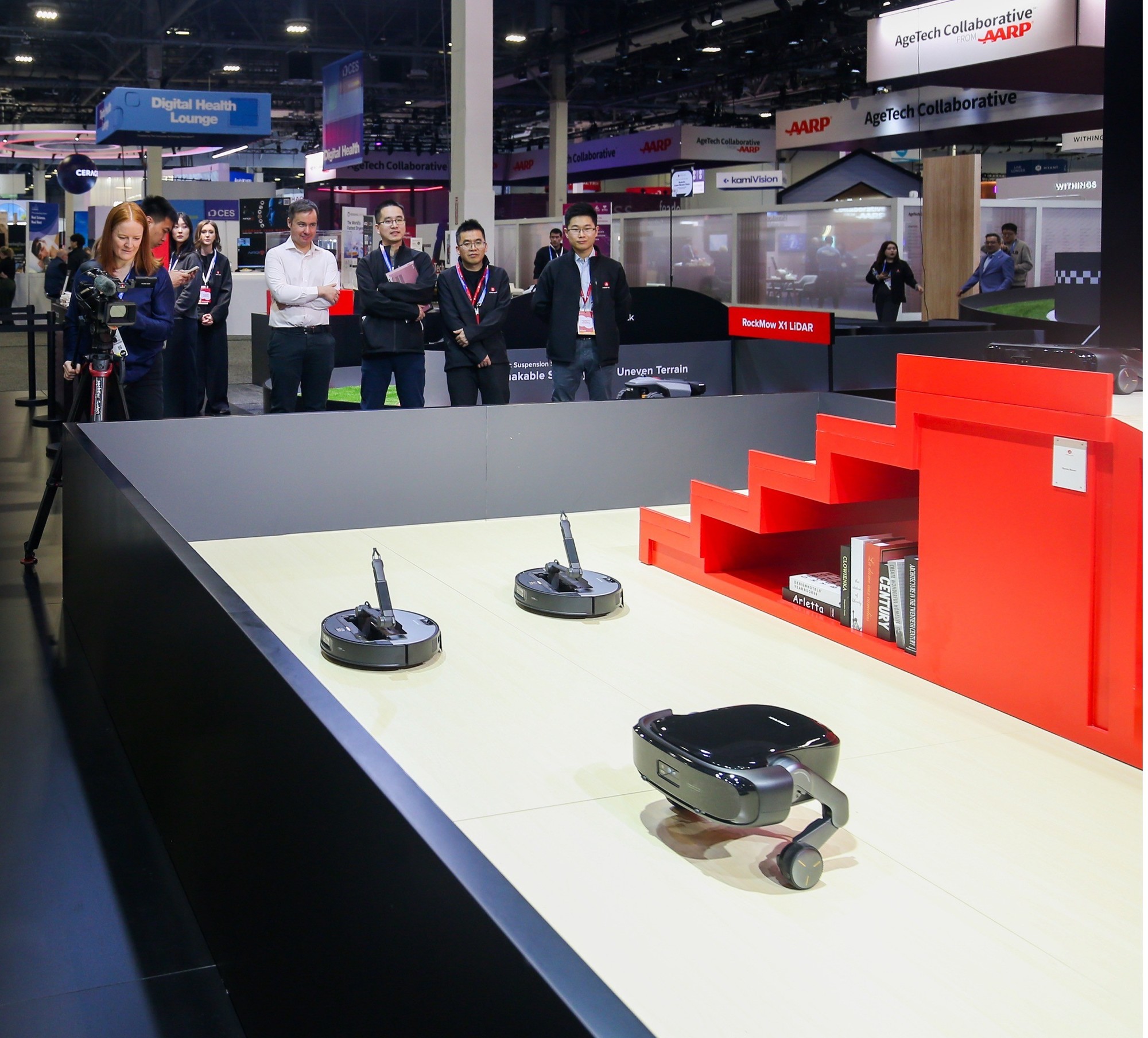 CES 2026：石头科技携手皇家马德里发布全球首款能扫楼梯的扫地机器人