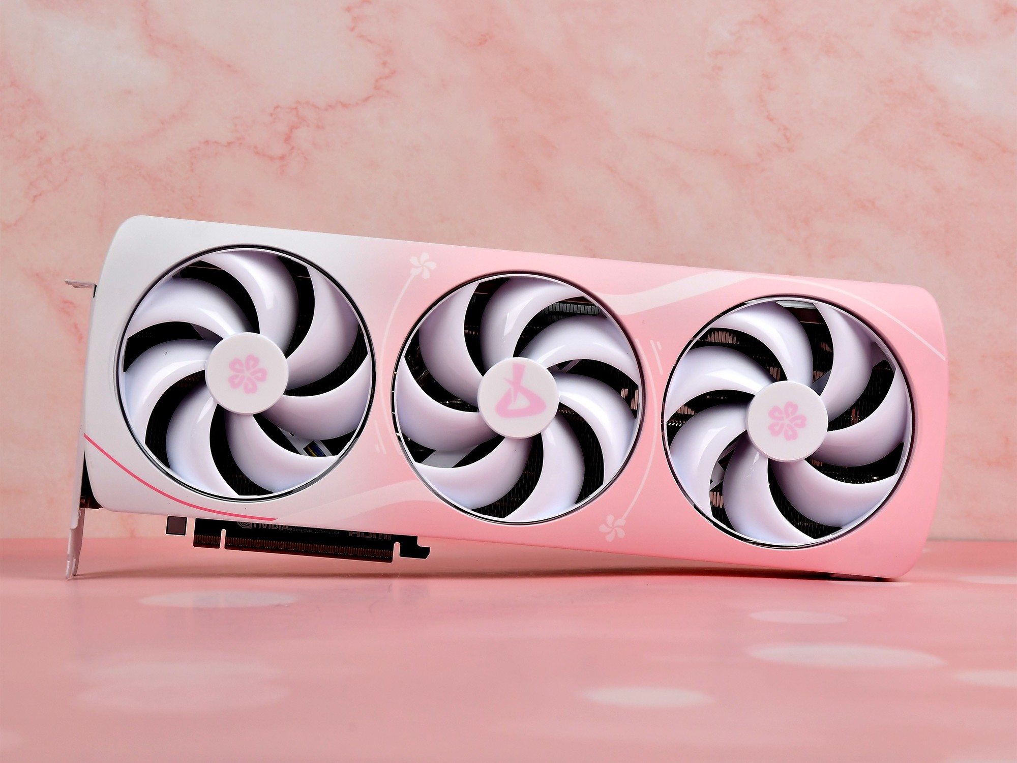AX�羺�ѿ�GeForce RTX 5070ӣ���޶�12GB�Կ����� ����ӣ���������