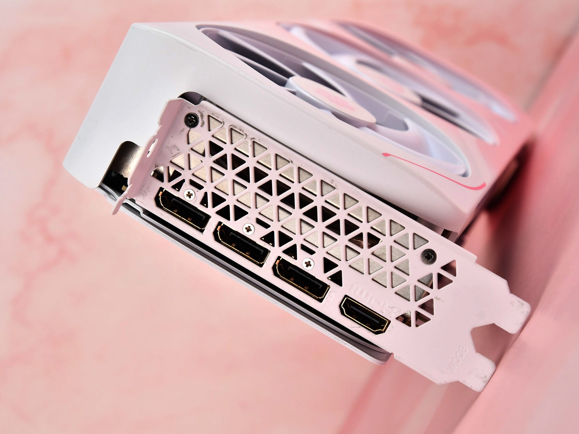 AX�羺�ѿ�GeForce RTX 5070ӣ���޶�12GB�Կ����� ����ӣ���������