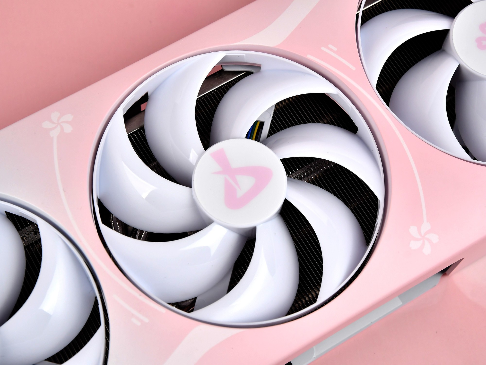 AX�羺�ѿ�GeForce RTX 5070ӣ���޶�12GB�Կ����� ����ӣ���������