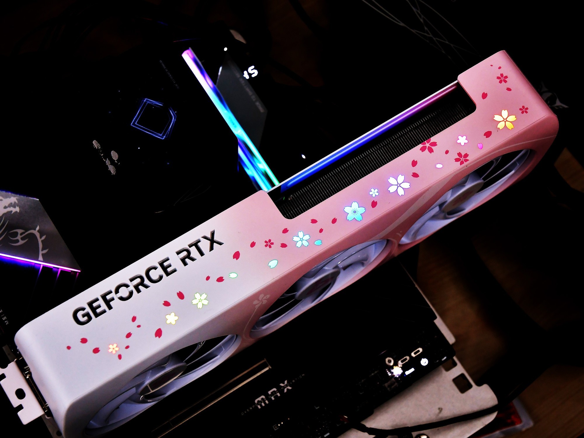 AX�羺�ѿ�GeForce RTX 5070ӣ���޶�12GB�Կ����� ����ӣ���������