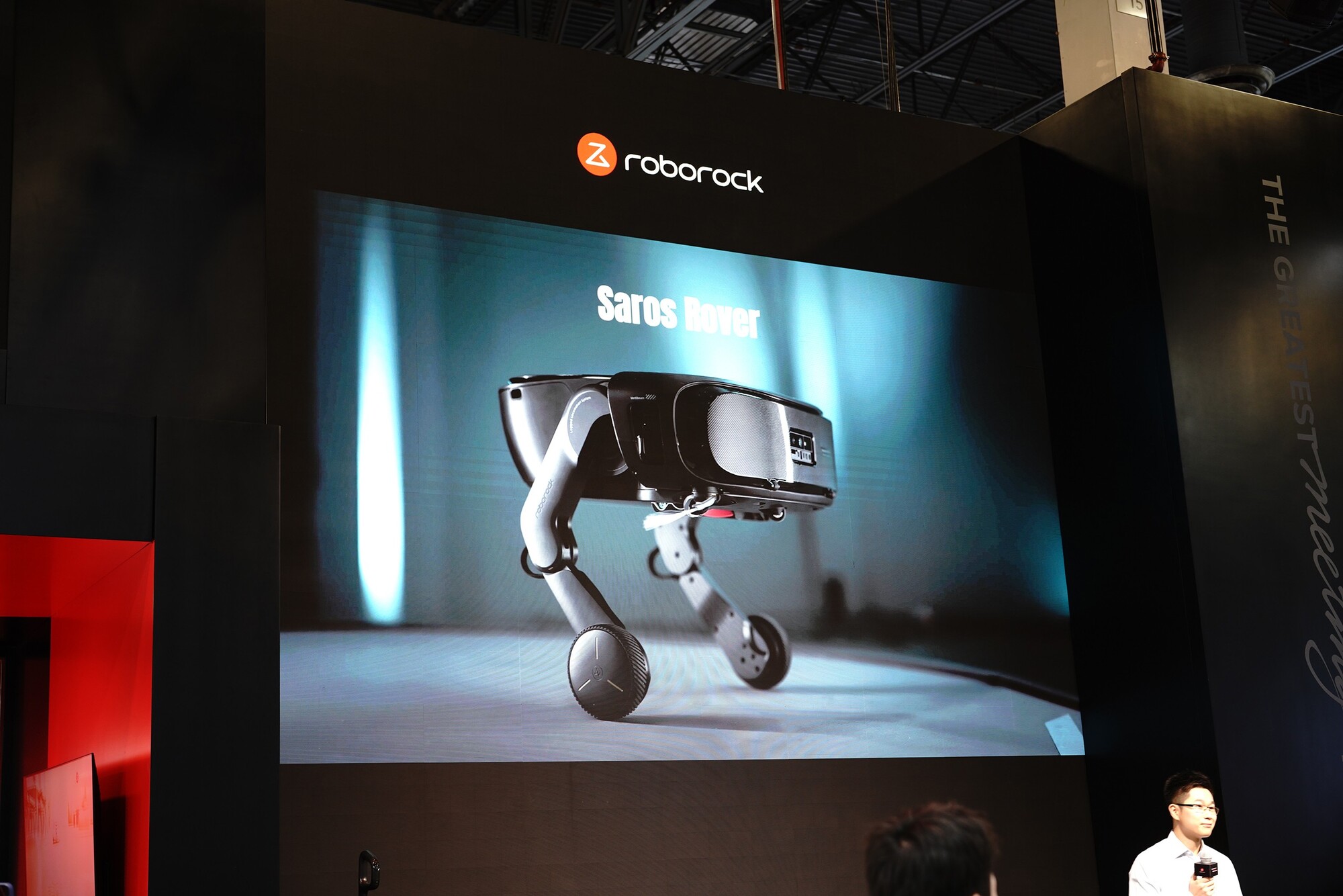 CES 2026：石头科技携手皇家马德里发布全球首款能扫楼梯的扫地机器人