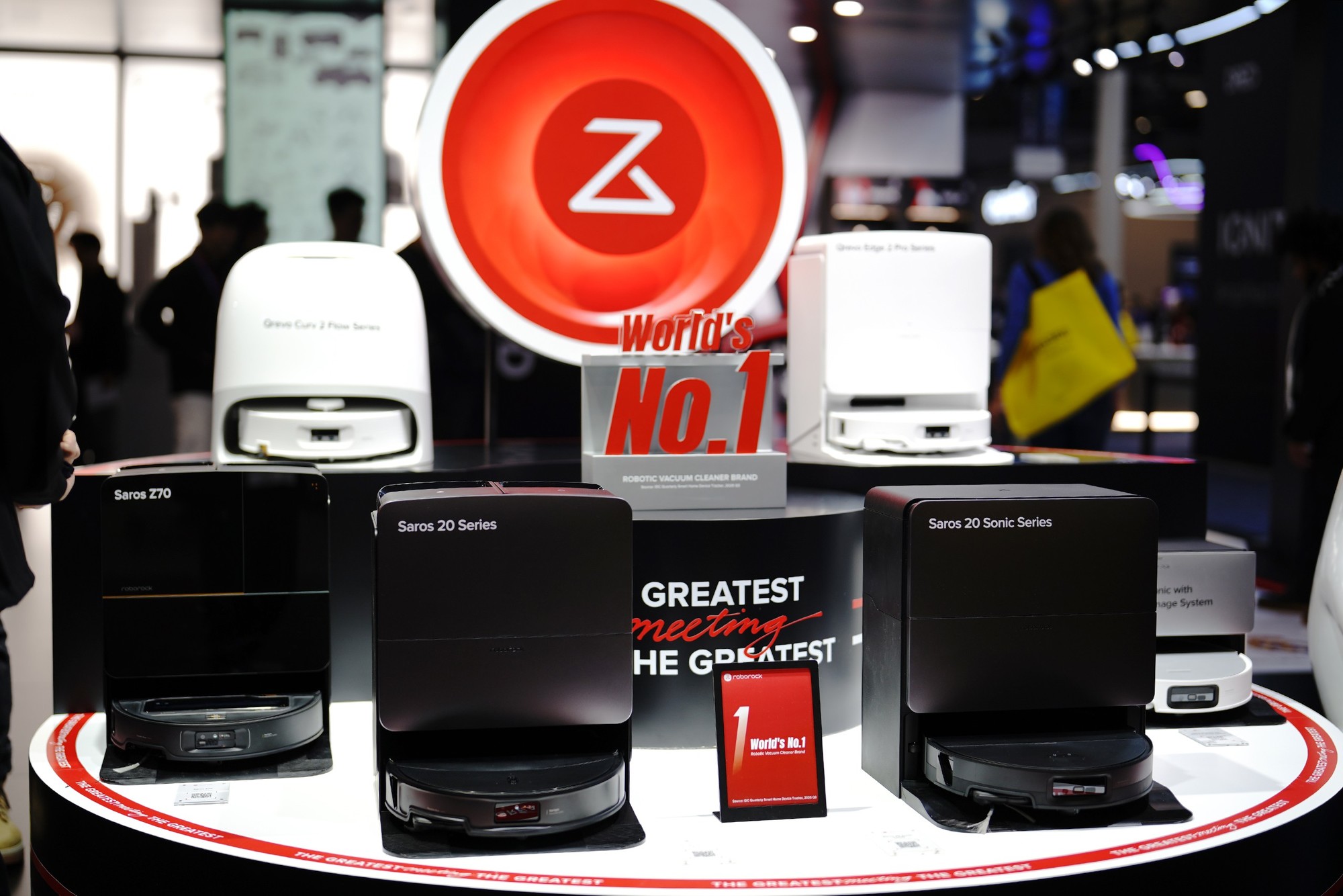 CES 2026：石头科技携手皇家马德里发布全球首款能扫楼梯的扫地机器人