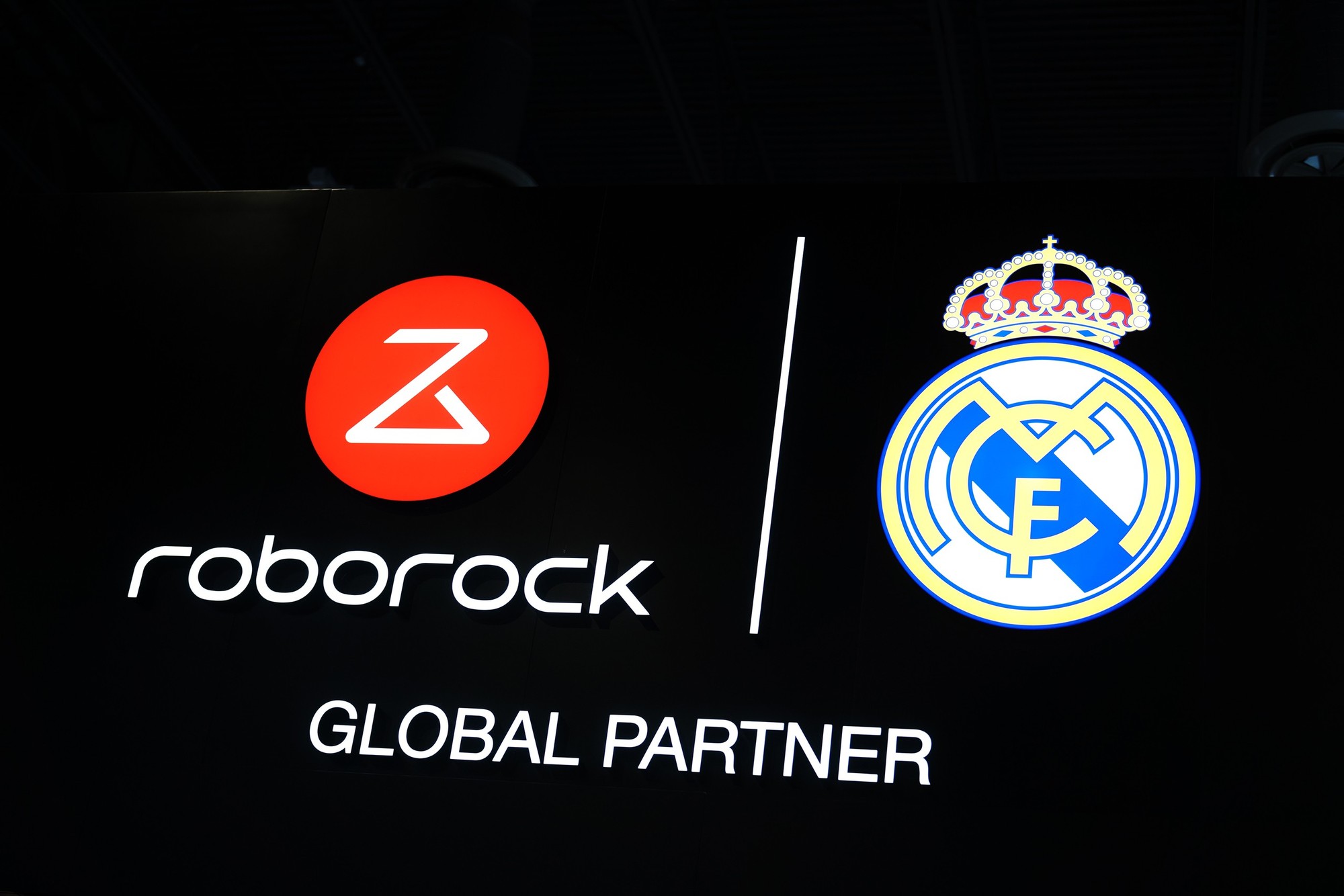 CES 2026：石头科技携手皇家马德里发布全球首款能扫楼梯的扫地机器人