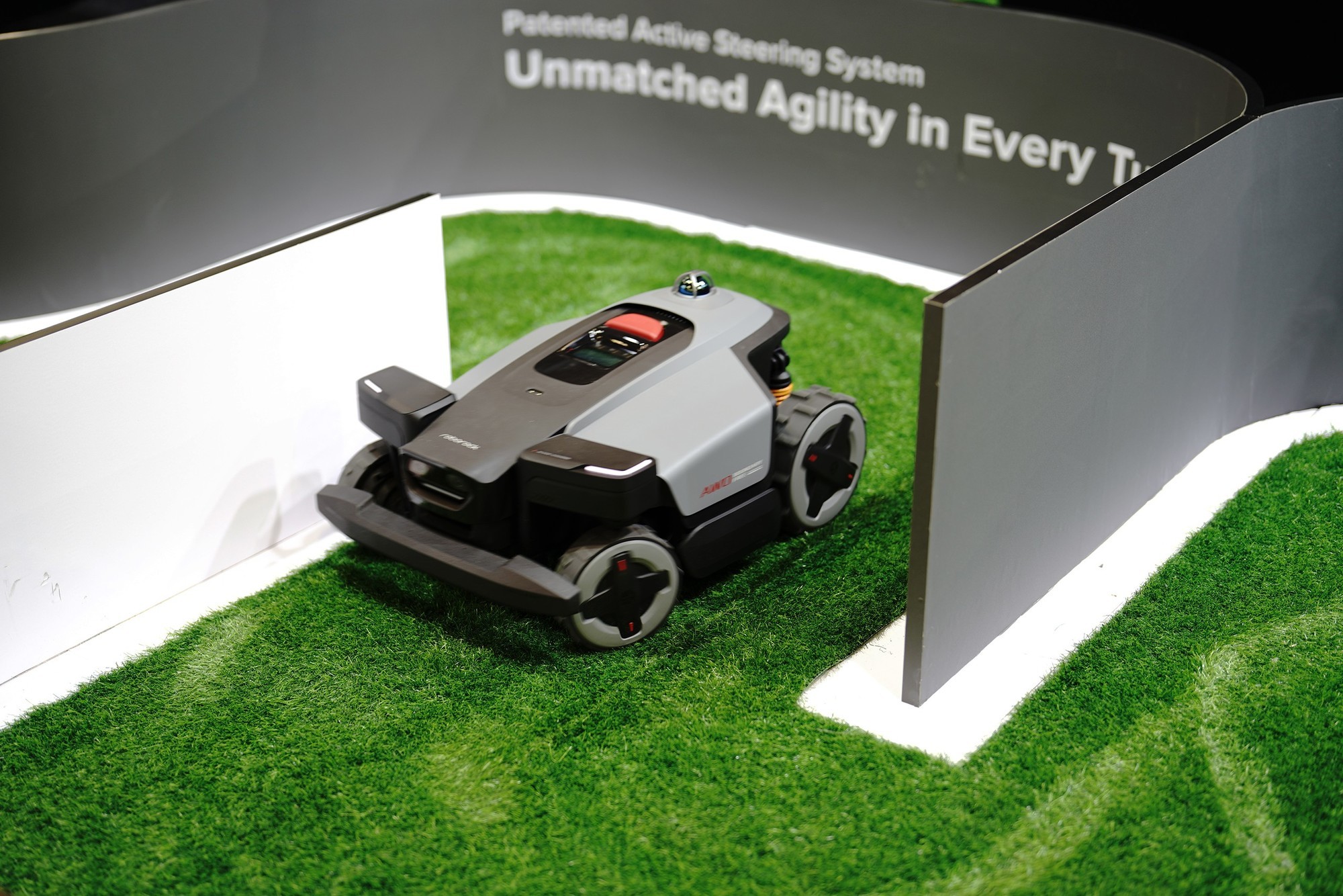 CES 2026：石头科技携手皇家马德里发布全球首款能扫楼梯的扫地机器人