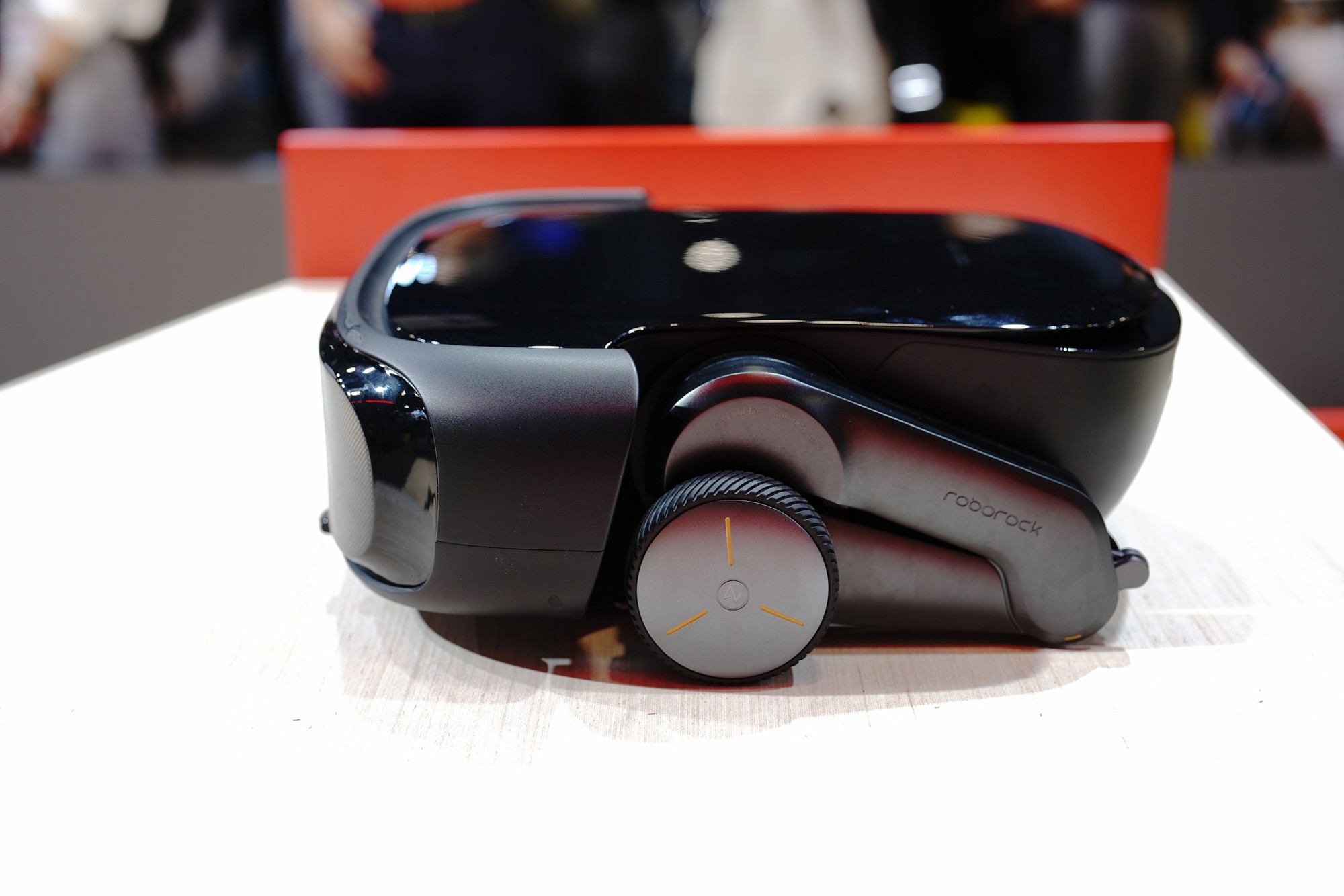 CES 2026：石头科技携手皇家马德里发布全球首款能扫楼梯的扫地机器人