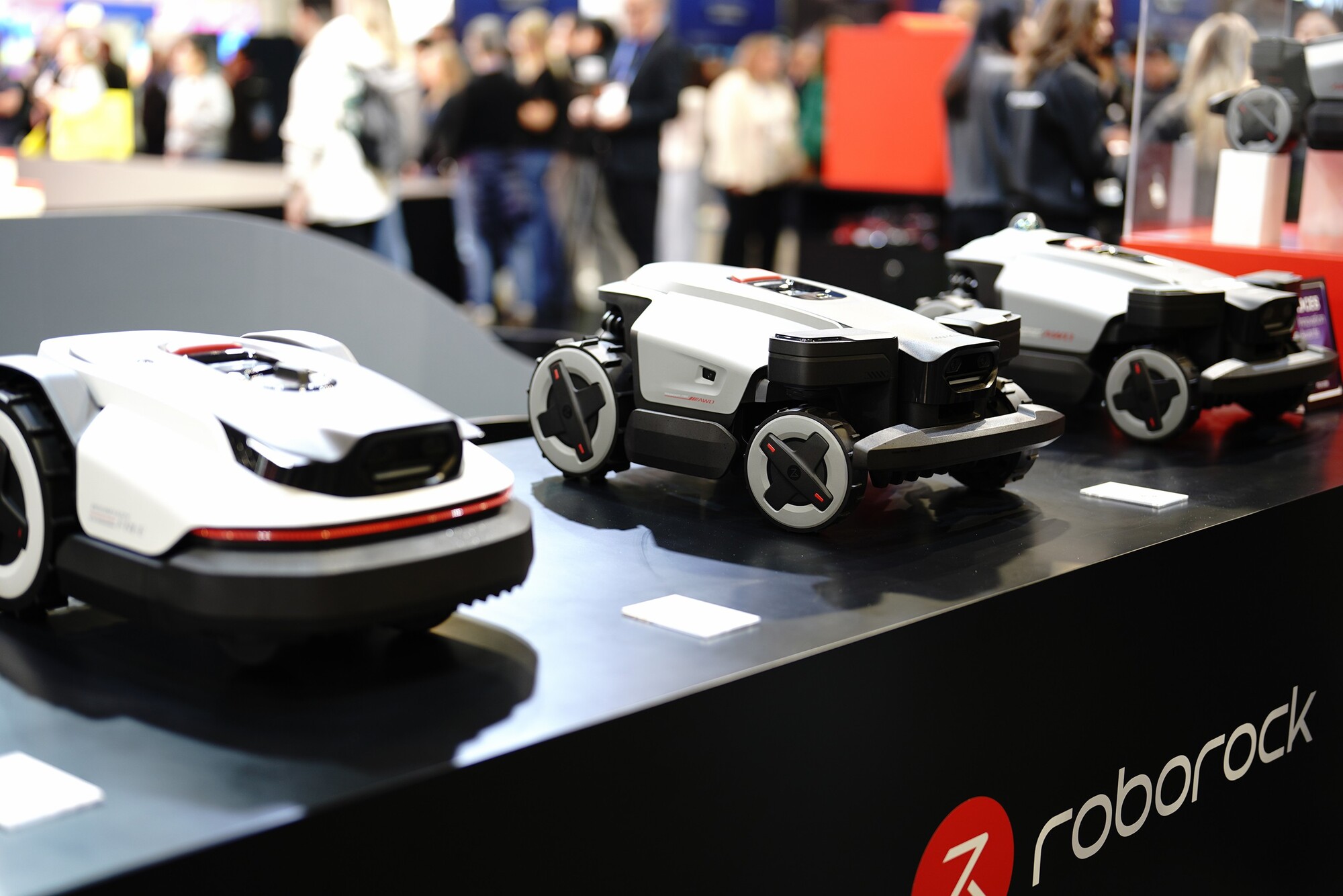 CES 2026：石头科技携手皇家马德里发布全球首款能扫楼梯的扫地机器人