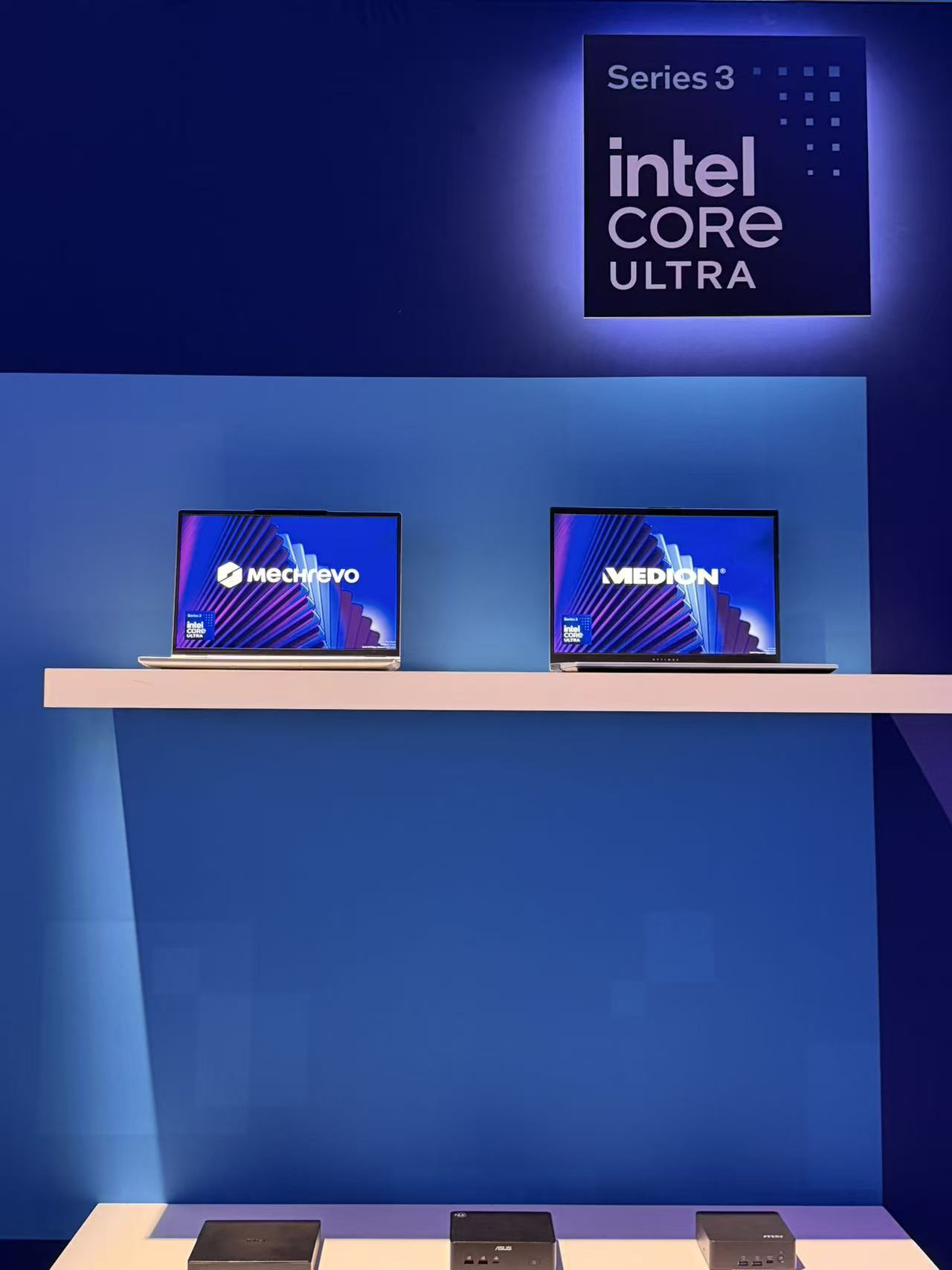 ����Я��Ӣ�ض������ CESȫ����Ʒ�����׷�����AI PC�ռ��˳�