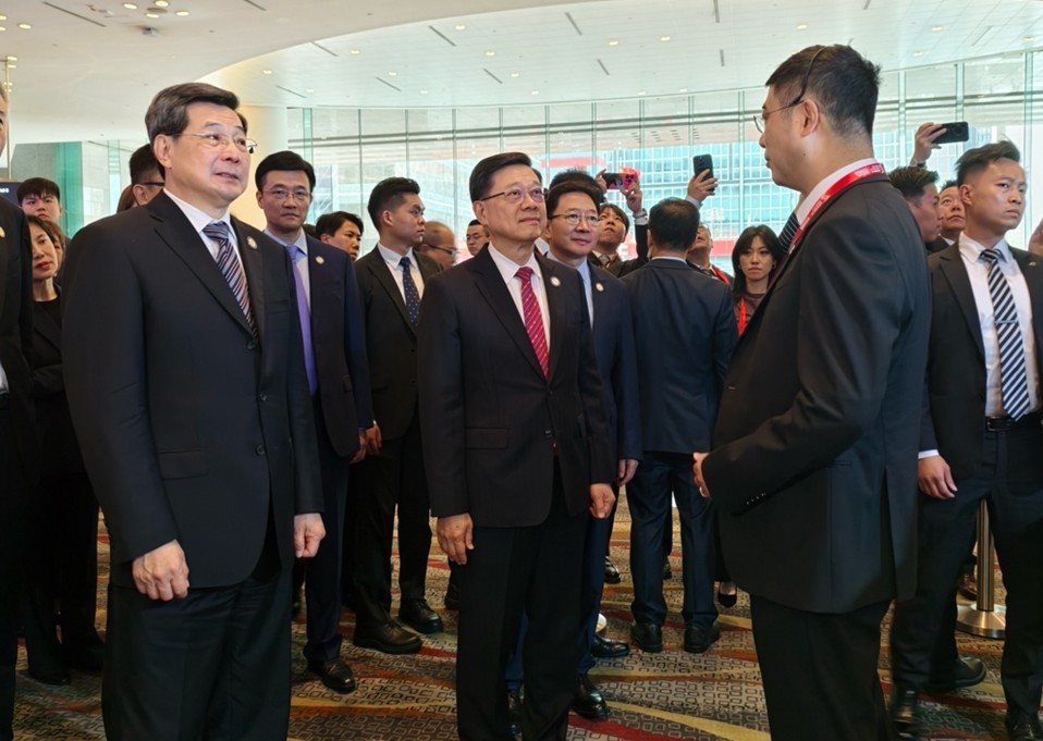 易鑫亮相2026世界互联网大会亚太峰会,获香港特首李家超亲临交流