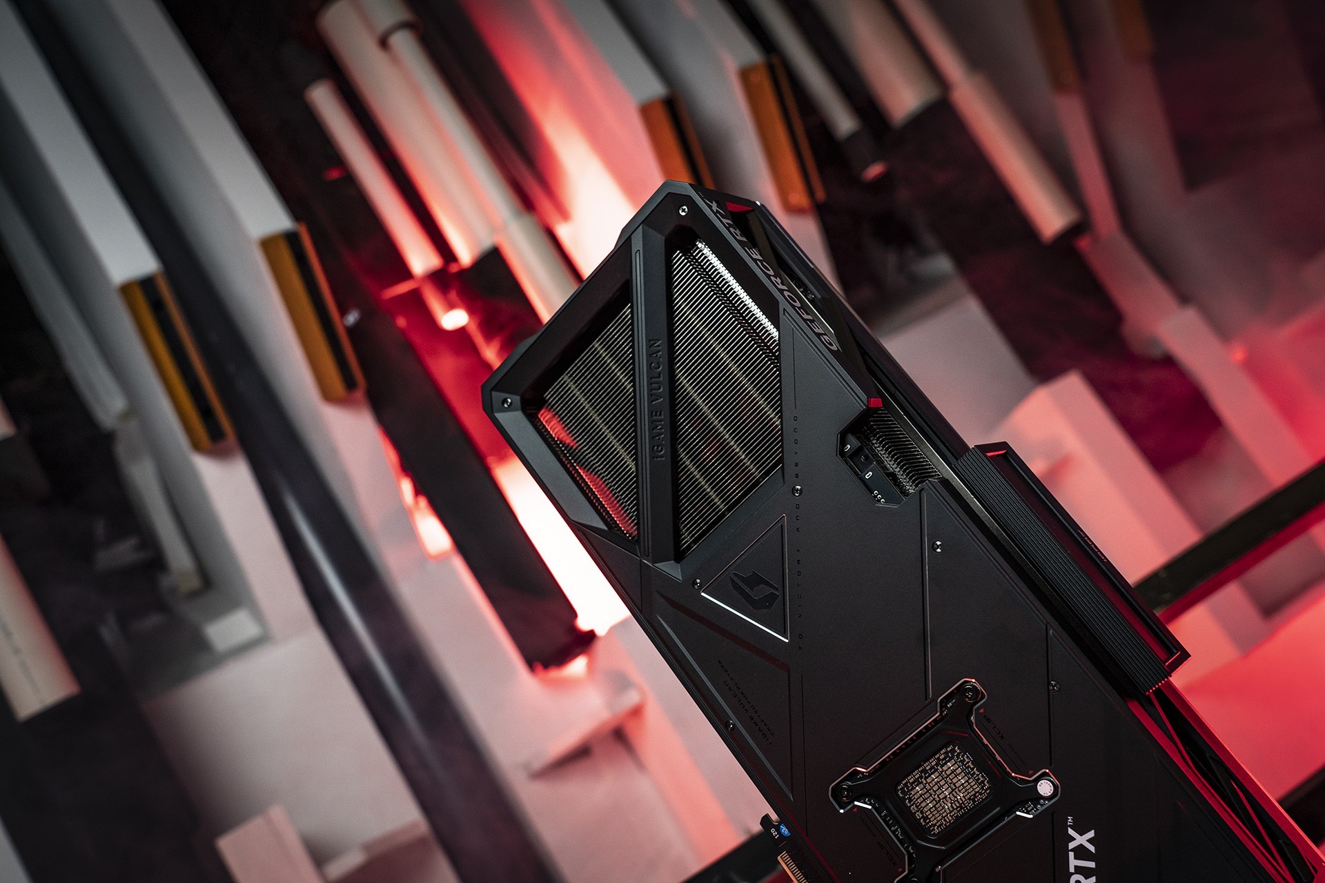 智械觉醒:揭秘七彩虹iGameVulcan的性能哲学与设计美学