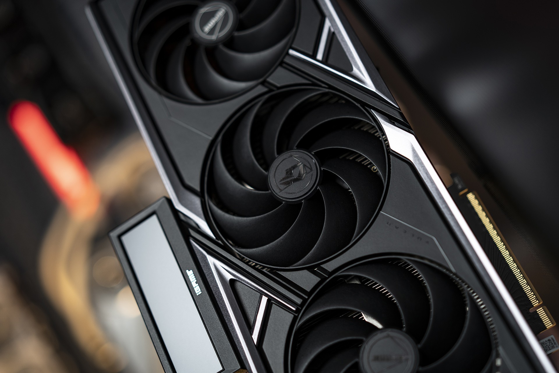 智械觉醒:揭秘七彩虹iGameVulcan的性能哲学与设计美学