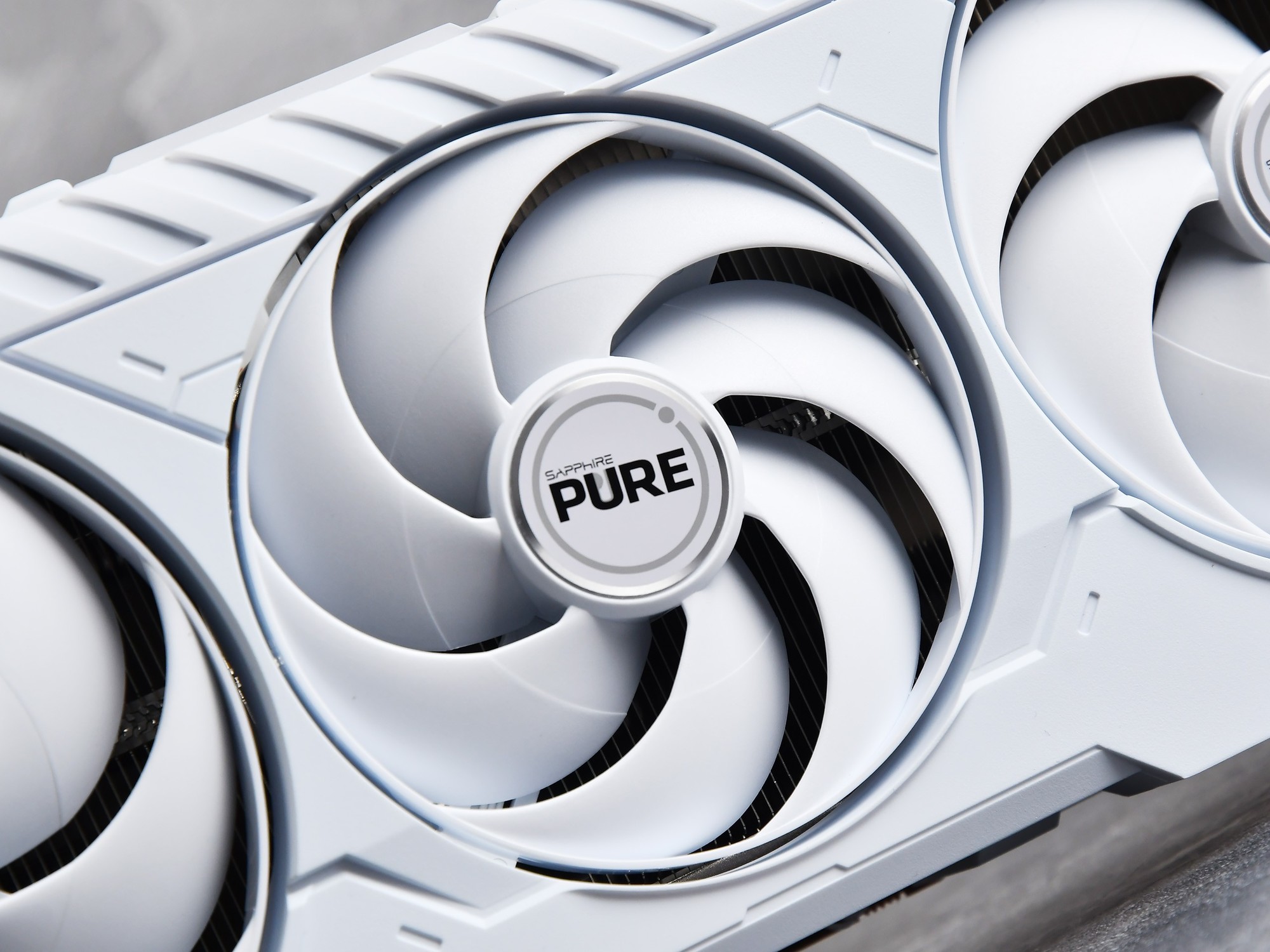 蓝宝石 RX 9070GRE 12G极地显卡 极致2K性能3799元