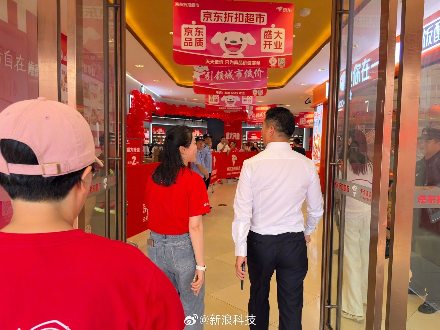劉強(qiáng)東返鄉(xiāng)宿遷出席京東折扣超市開業(yè)活動(dòng)