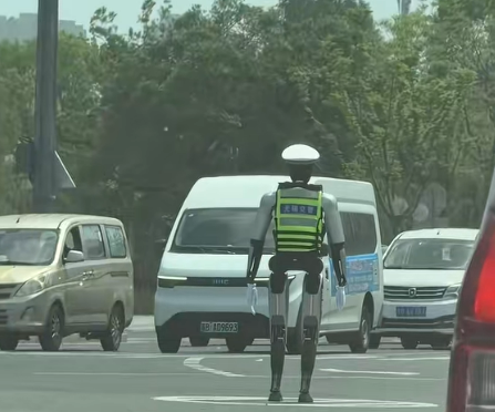无锡启用智能机器人交警上岗执勤，科技赋能温暖治堵