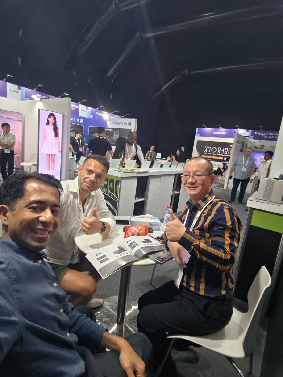 极摩客携桌面 AI 超算重磅亮相 2025 迪拜 GITEX GLOBAL,解锁AI智能新可能