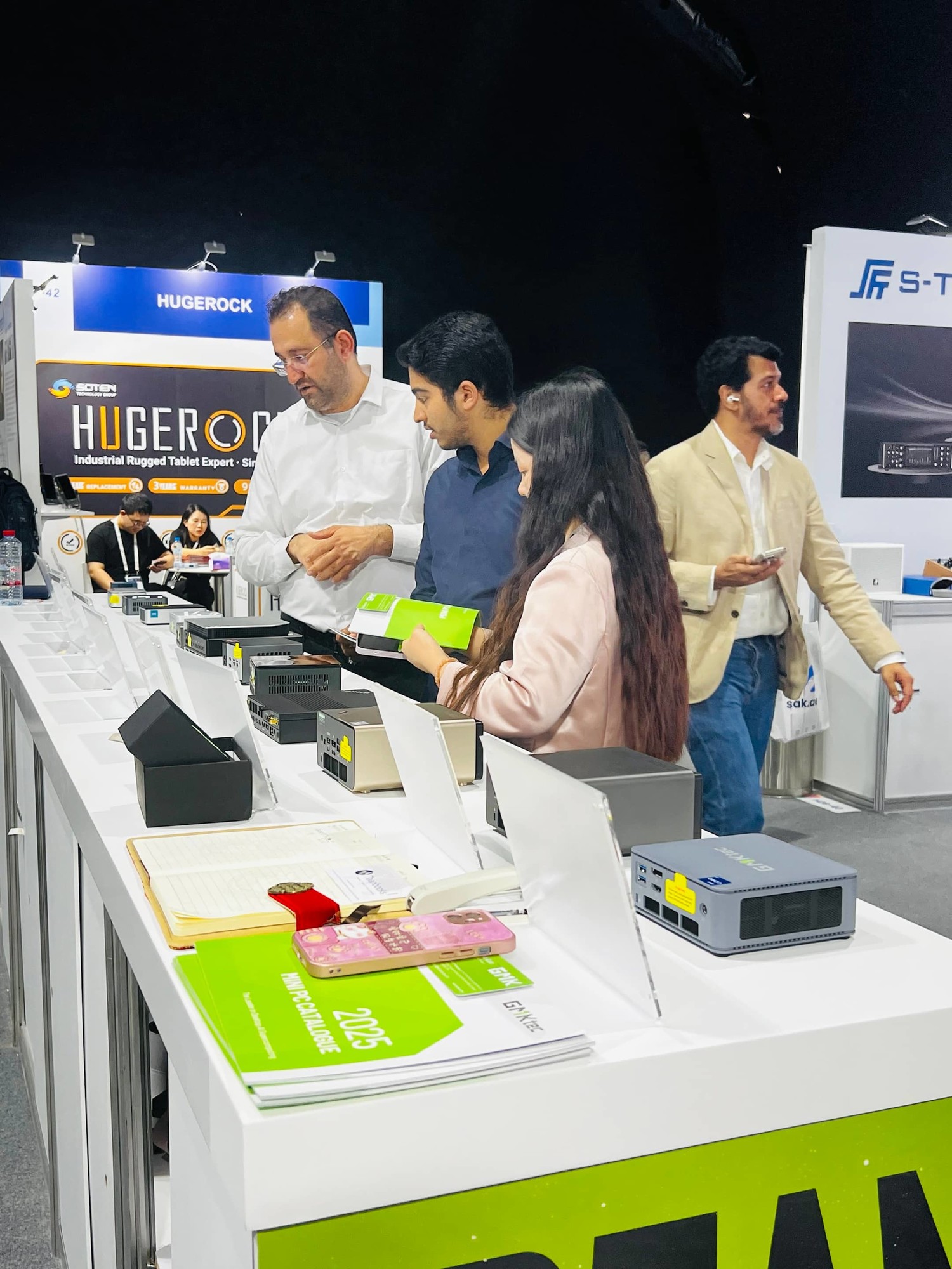 极摩客携桌面 AI 超算重磅亮相 2025 迪拜 GITEX GLOBAL,解锁AI智能新可能