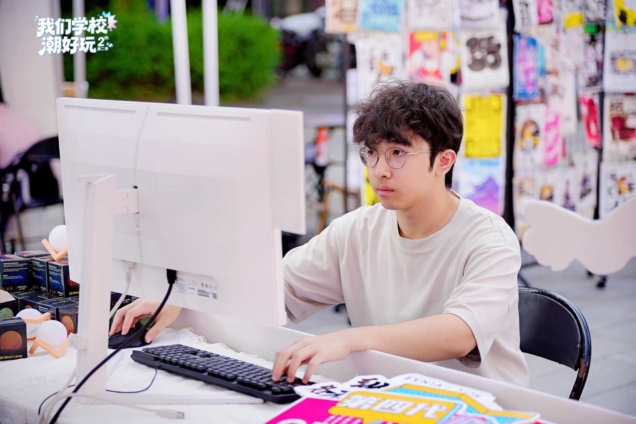    S2У԰�������桱�߽��ɶ�����ѧԺ EVNIA����˫�˵羺��ʾ���߹���ҫ