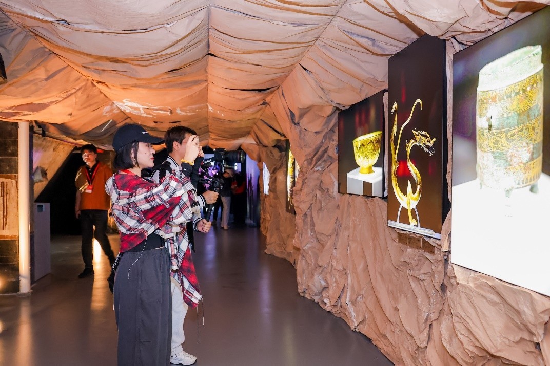 2025����Ӱ����껪֮EOSӰ��������԰�Ϻ���Ļ�� ����Ӱ��������������