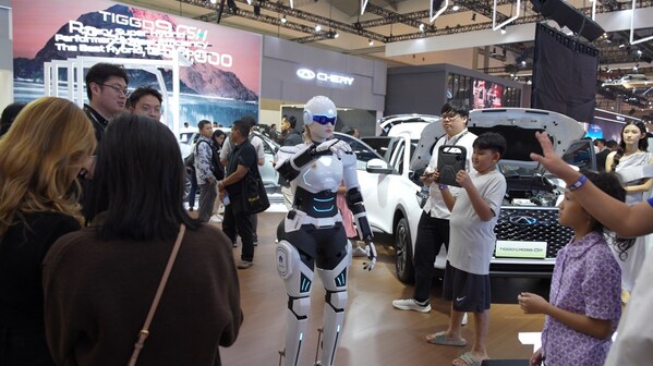 AiMOGA墨甲机器人惊艳亮相印尼车展,加速东南亚智能销售布局