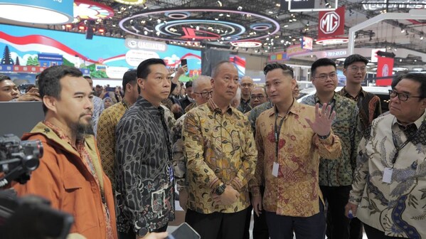 AiMOGA墨甲机器人惊艳亮相印尼车展,加速东南亚智能销售布局