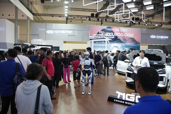 AiMOGA墨甲机器人惊艳亮相印尼车展,加速东南亚智能销售布局