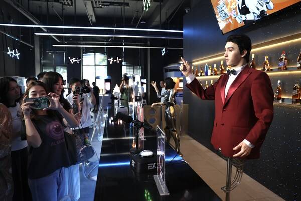 打造具身智能机器人4S店推出机器人主题餐厅\